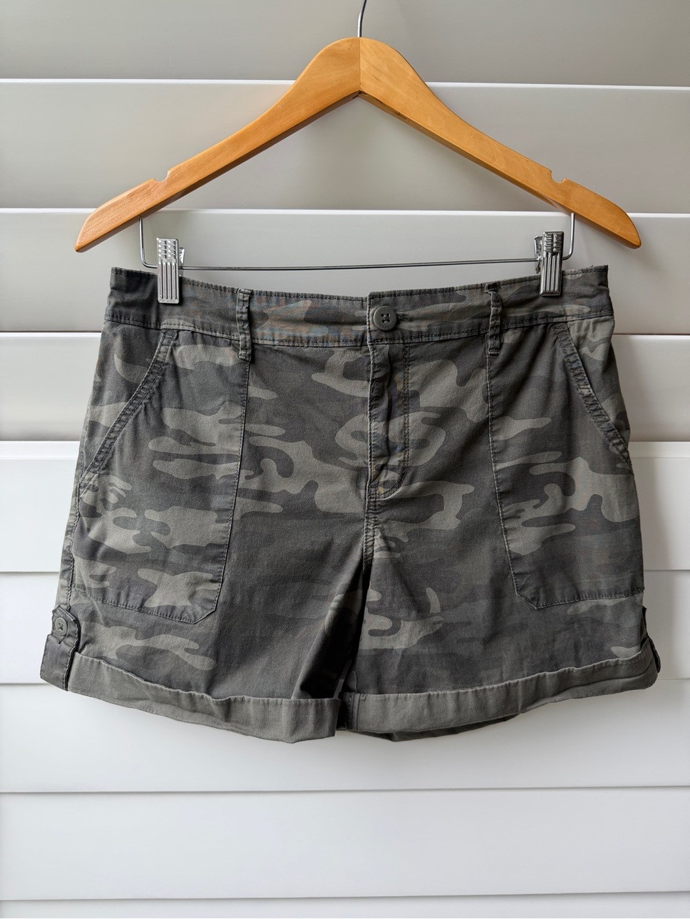 Social Standard by Sanctuary Green Camo Cargo Shorts | sz M